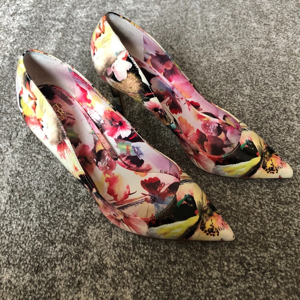 TRUTH OR DARE Madonna Heels Size 8 Floral Artsy Fun